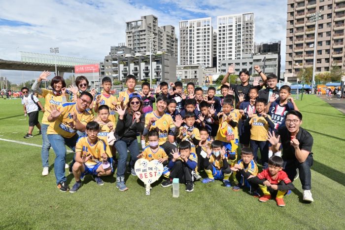 「你踢球,我感謝」,頒獎典禮上孩子們互贈小獎品,讓 8 支兒童足球俱樂部與 8 個公益單位互相串聯,為愛相挺,讓足球運動從小扎根,長長久久發展下去。