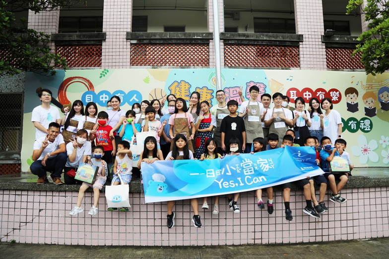 圖一孩子們充滿活力與艾肯娛樂團隊合照