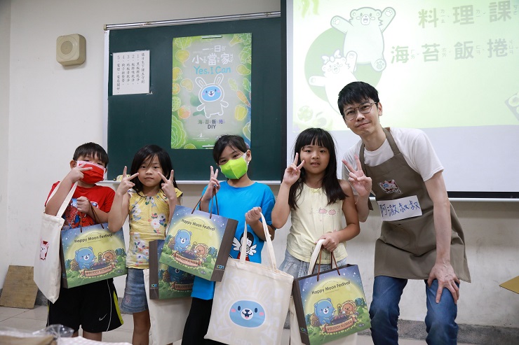 圖十艾肯娛樂總經理 曾宥澈暖心贈送中秋熊寶禮盒與活動小禮物