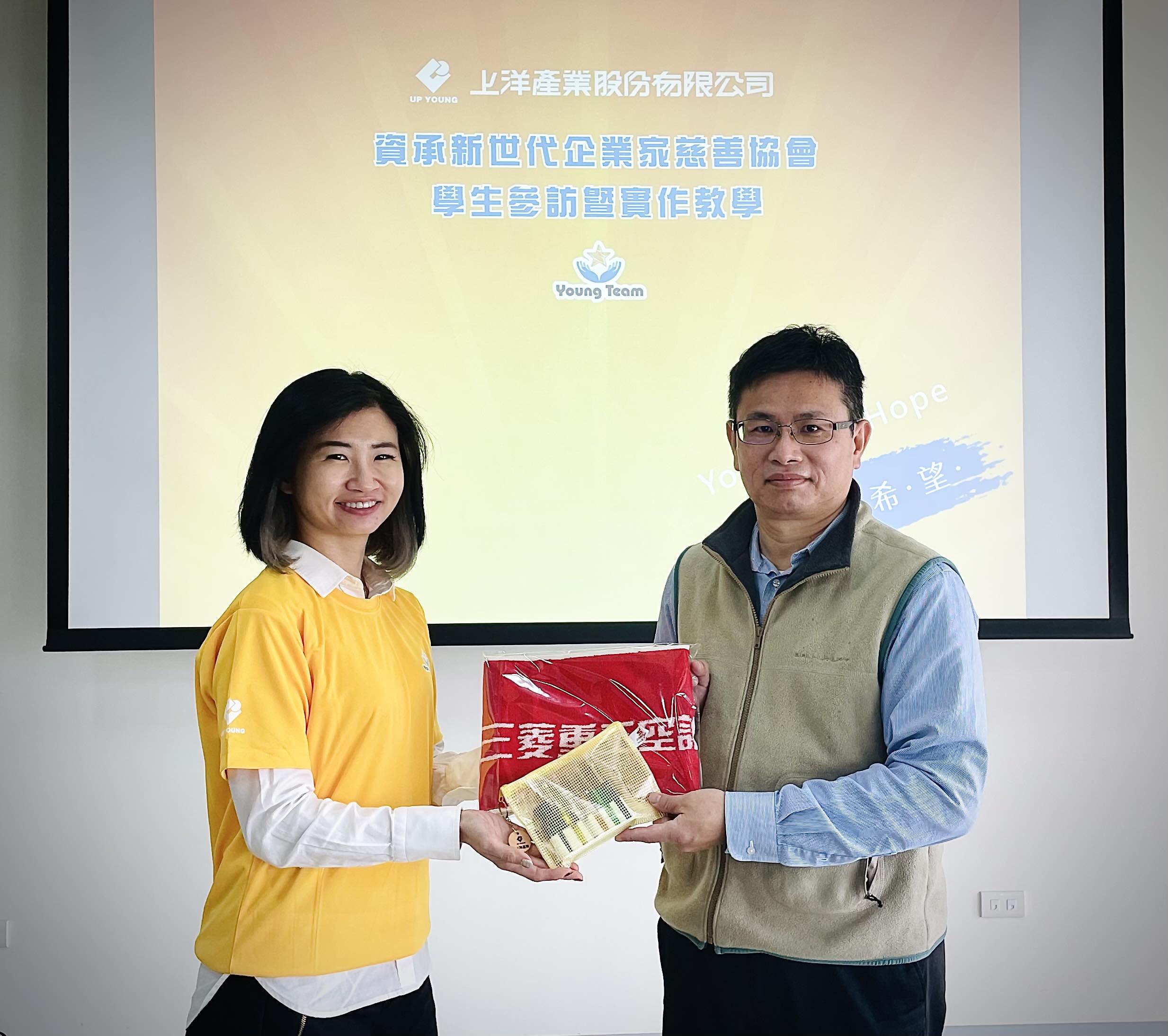 7上洋產業企業文化推動負責人莊雅嵐副總致蹭多功能工具組毛巾期許學童未來能有專業的工具與實力繼續成長